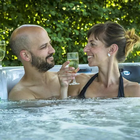 Rubis: Elegance Et Confort En Pleine Nature Frühstückspension